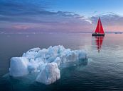 Zeilboot tijdens een mooie zonsondergang / opkomst in Groenland van Anges van der Logt thumbnail