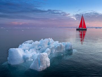 Zeilboot tijdens een mooie zonsondergang / opkomst in Groenland van Anges van der Logt