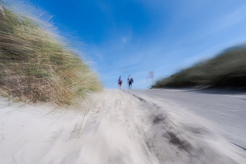 Nach einem Tag am Strand – durch die Dünen nach Hause laufen