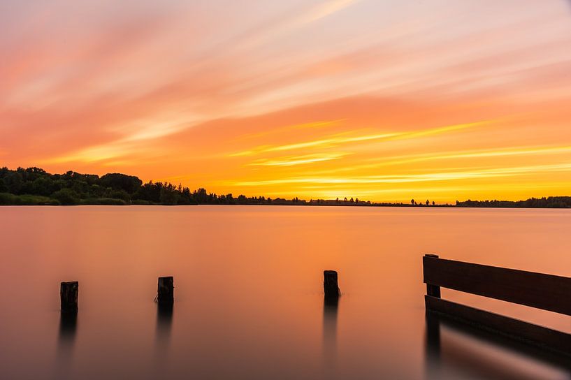 Zonsondergang aan de Haarrijnse Plas (Vleuten) van Henko Reuvekamp