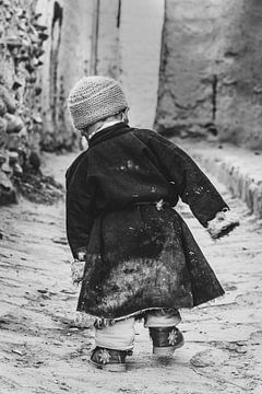 Little boy walking down a street by Photolovers reisfotografie