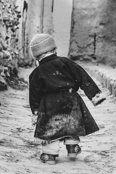 Petit garçon marchant dans une rue par Photolovers reisfotografie
