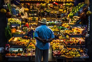 Un homme sur un marché de fruits d'été sur Hugo Braun