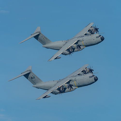 Twee Maleisische Airbus A400M transportvliegtuigen.