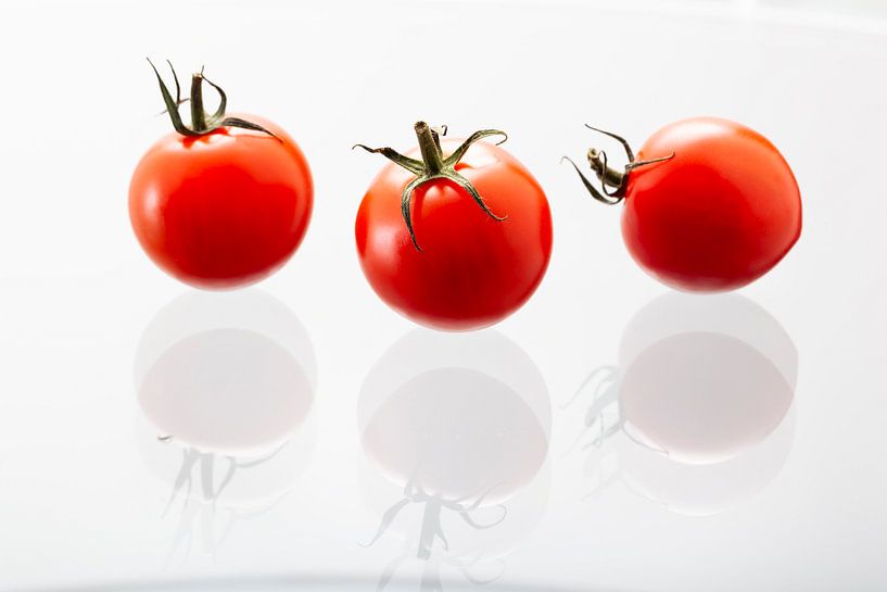 Trois tomates cerises avec des reflets sur le verre blanc par Peter de Kievith Fotografie