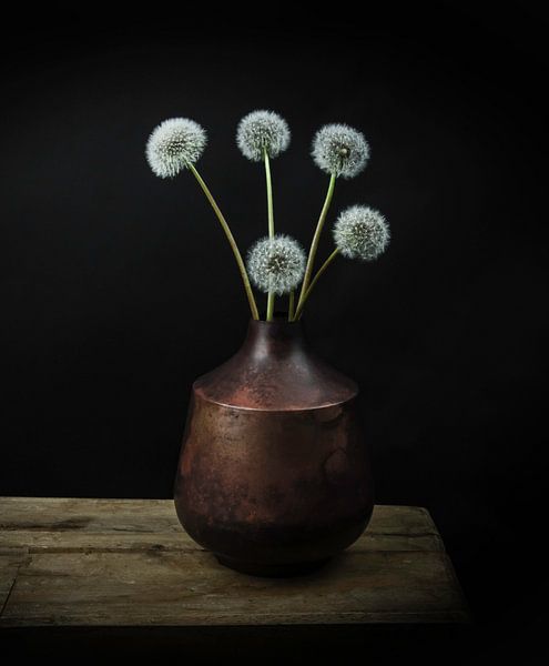 Modernes Stillleben Blumen in einer Vase &quot;Löwenzahn Flusen&quot; von Marjolein van Middelkoop