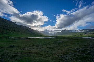 Island - Magische Morgenstimmung in grünem Tal, umgeben von Bergen von adventure-photos