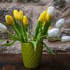 Tulipes blanches et jaunes dans un vase vert tendre sur Susan Hol