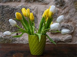 Weiße und gelbe Tulpen in zartgrüner Vase von Susan Hol