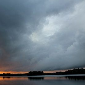 Hinter den Wolken scheint die Sonne. von Naomi Kroon