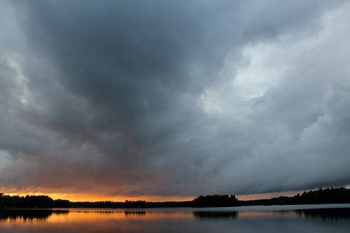 Achter de wolken schijnt de zon