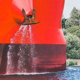 Seagoing vessel en route to port by scheepskijkerhavenfotografie