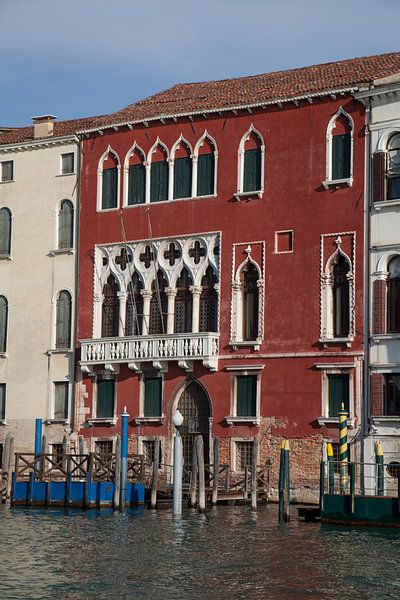 Altes rotes Gebäude am Kanal im alten Zentrum von Venedig, Italien von Joost Adriaanse