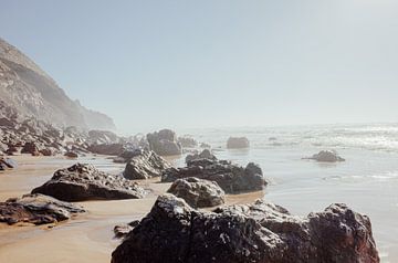 Mooi strand met rotsen in het water van Andreas Gronwald