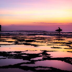 Surfer in Balangan bei Sonnenuntergang von Bart Hageman Photography