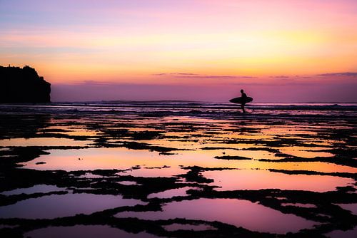 Surfer bij Balangan tijdens zonsondergang