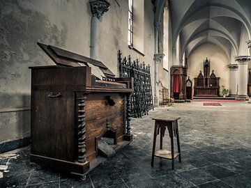 Klavier in verlassener Kirche, Belgien von Art By Dominic