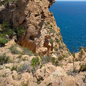 Kliffen en de blauwe Middellandse Zee van Adriana Mueller