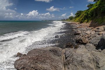 Kiezelstrand bij Sainte Suzanne op het eiland Réunion van Reiner Conrad