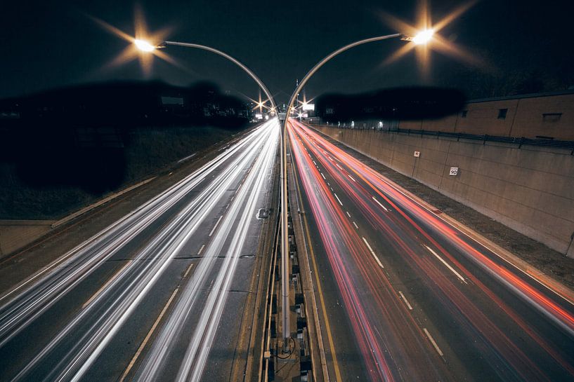 Autobahn bei Nacht mit langer Verschlusszeit von Atelier Liesjes