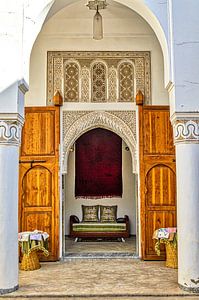 Gevel met toegangspoort in paleis in Medina in Marrakech Marokko van Dieter Walther