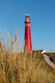 Schiermonnikoog - De rode vuurtoren in de herfstzon van Dan Photo Shaman