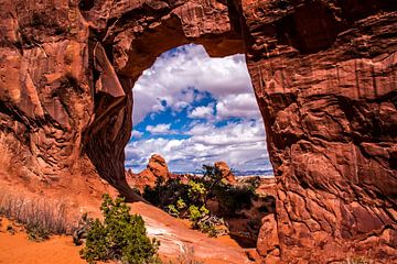 Schauen Sie sich die Felsen Fenster Arch, Arches NP, USA von Rietje Bulthuis