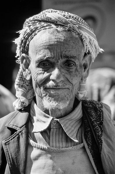 Old Man at Sanaa - Analoge Fotografie! von Tom River Art
