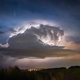 Einzigartige Superzelle UND Meteorit über dem IJsselmeer von Donny Kardienaal