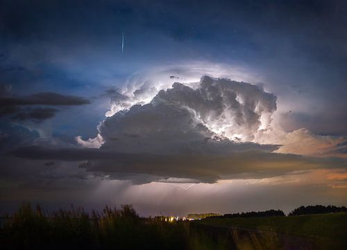 Unieke supercel EN meteoriet boven het IJsselmeer van Donny Kardienaal