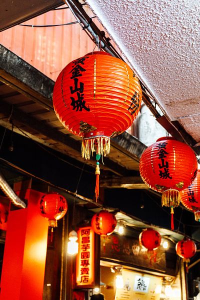 Rode lampion met Chinese tekens in Taiwan van Expeditie Aardbol