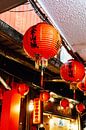 Rode lampion met Chinese tekens in Taiwan van Expeditie Aardbol thumbnail