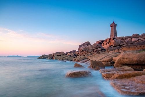 Vuurtoren van Ploumanach aan de roze granietkust in Bretagne, Frankrijk