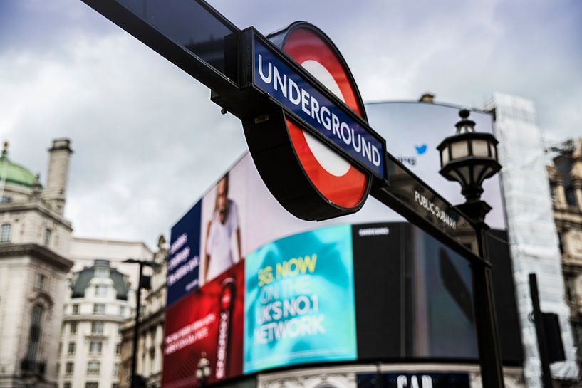 Underground Londen bij Piccadilly Circus van Marcia Kirkels