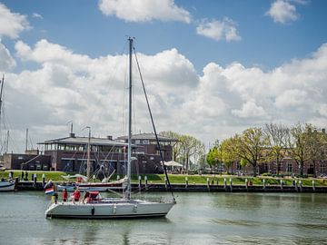 Boat sails to his berth by Martijn Tilroe