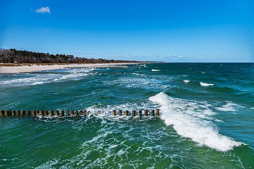 Kribben en golven aan de Oostzeekust in Zingst aan het Fischlan