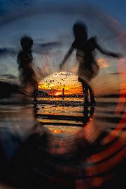 coucher de soleil par une bouteille sur Jeffrey van Roon