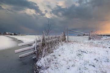 Zaun mit Schnee in Hensbroek