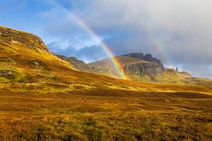 Regenbogen mit Old Man of Storr