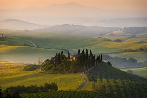 Huis in Toscane in de ochtend nevel bij zonsopkomst
