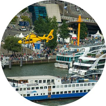 Helikopter in Rotterdamse haven van Bram de Muijnck