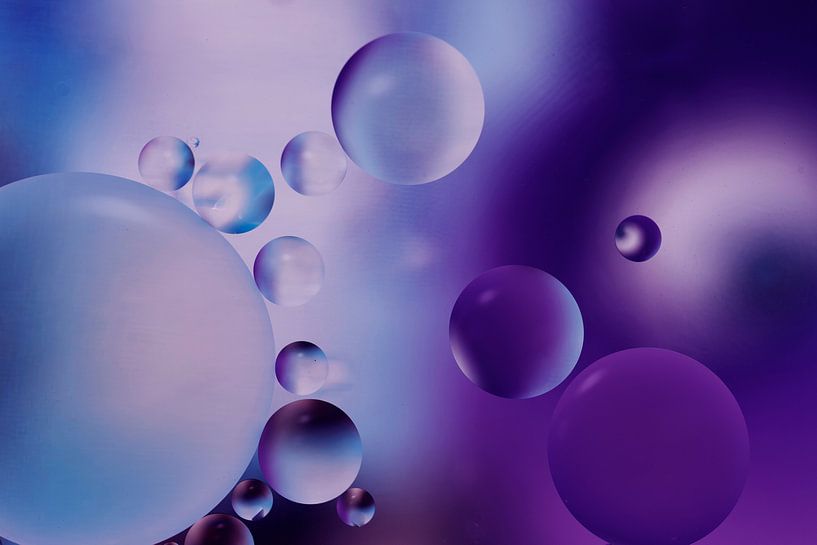 Olie op water, kleurrijke ondergrond van Gert Hilbink