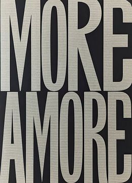 More Amore : typographie marquante en noir sur Niklas Maximilian