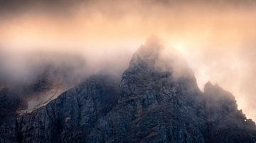 Misty Mountain Peaks of the Bavarian Alps, Germany: Soft Light and Hidden Heights van Arda Acar