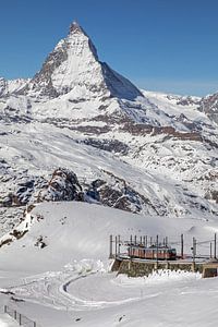Die Zahnradbahn zum Gornergrat vor dem Matterhorn