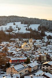 Oberstaufen en hiver au coucher du soleil sur Leo Schindzielorz