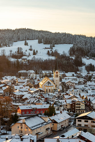Oberstaufen in de winter bij zonsondergang