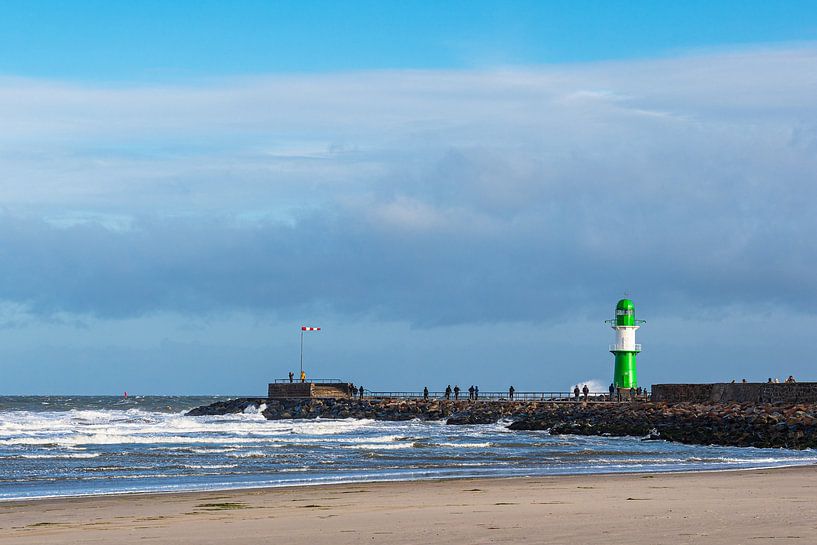Strand und Mole an der Ostseeküste in Warnemünde von Rico Ködder