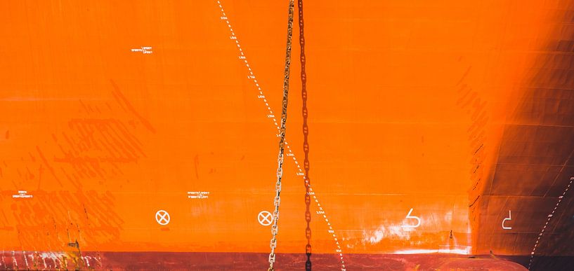 La proue d'un navire de haute mer avec une chaîne d'ancre par scheepskijkerhavenfotografie