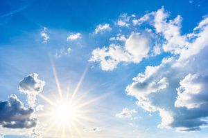 Blus sky with clouds and bright sun sur Günter Albers